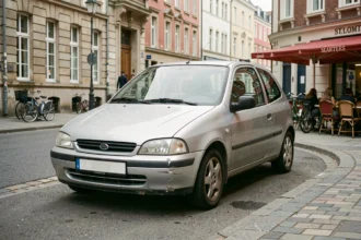 Voiture compacte d'occasion fiable garée dans une rue urbaine, idéale pour un budget de 5000 euros en ville